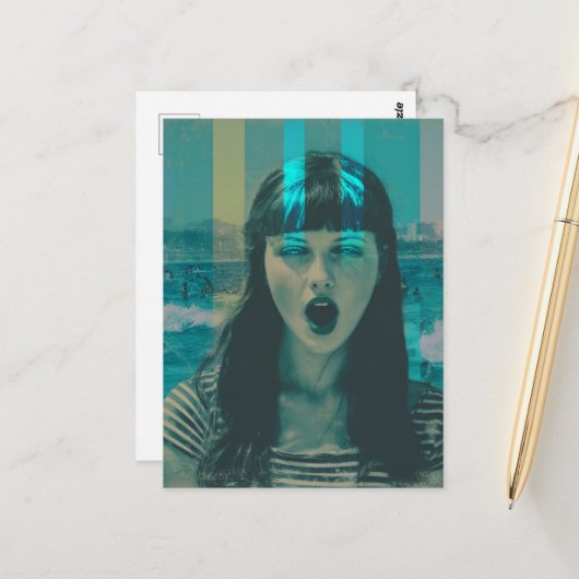 Glitch Woman op het strand Briefkaart (Voorkant / Achterkant in situ)