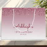 Glitter Drip 18th Birthday Burgundy Groot Cadeauzakje<br><div class="desc">Deze schenktas van het 18e verjaardagsfeestje is voorzien van een dunne,  bruine faux glitter drip border en een burgundy ombre background. Pas het met haar naam in handschrift manuscript,  samen met haar verjaardag en hieronder datum aan.</div>