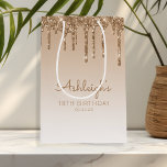 Glitter Drip 18th Birthday Gold Medium Cadeauzakje<br><div class="desc">Deze schenkingstas van 18e verjaardagsfeestje is voorzien van een gouden goudfaux glitter-dripgrens en gouden achtergrond. Pas het met haar naam in handschrift manuscript,  samen met haar verjaardag en hieronder datum aan.</div>