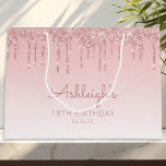 Glitter Drip 18th Birthday Pink Groot Cadeauzakje<br><div class="desc">Deze schenkingstas van 18e verjaardagsfeestje is voorzien van een lichtroze,  roze,  faux glitter drip border en een roze ombre background. Pas het met haar naam in handschrift manuscript,  samen met haar verjaardag en hieronder datum aan.</div>