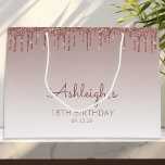 Glitter Drip 18th Birthday Roos Gold Groot Cadeauzakje<br><div class="desc">Deze schenkingstas van 18e verjaardag is voorzien van een dunne roos gouden faux glitter drip border en roos gouden achtergrond. Pas het met haar naam in handschrift manuscript,  samen met haar verjaardag en hieronder datum aan.</div>