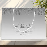 Glitter Drip 18th Birthday Silver Groot Cadeauzakje<br><div class="desc">Deze schenkingstas van 18e verjaardag is voorzien van een dunne zilveren faux glitter-dripgrens en een zilveren achtergrond. Pas het met haar naam in handschrift manuscript,  samen met haar verjaardag en hieronder datum aan.</div>