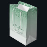 Glitter Drip 30th Birthday Green Medium Cadeauzakje<br><div class="desc">Deze schenkingstas van 30e verjaardag van deze film is voorzien van een dunne,  groene,  faux glitter drip border en groene achtergrond. Pas het met haar naam in handschrift manuscript,  samen met haar verjaardag en hieronder datum aan.</div>
