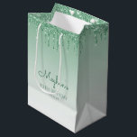 Glitter Drip 30th Birthday Green Medium Cadeauzakje<br><div class="desc">Deze schenkingstas van 30e verjaardag van deze film is voorzien van een dunne,  groene,  faux glitter drip border en groene achtergrond. Pas het met haar naam in handschrift manuscript,  samen met haar verjaardag en hieronder datum aan.</div>