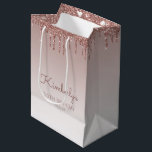 Glitter Drip 50th Birthday Roos Gold Medium Cadeauzakje<br><div class="desc">Deze schenkingstas van het 50ste verjaardagsfeestje is voorzien van een dunne roos gouden faux glitter drip border en roos gouden achtergrond. Pas het met haar naam in handschrift manuscript,  samen met haar verjaardag en hieronder datum aan.</div>