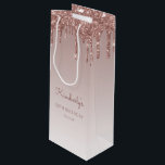 Glitter Drip 50th Birthday Roos Gold Wijn Cadeautas<br><div class="desc">Deze schitterende 50e verjaardagstaartwijnzak is voorzien van een dunne roos gouden faux glitter drip border en roos gouden achtergrond. Pas het met haar naam in handschrift manuscript,  samen met haar verjaardag en hieronder datum aan.</div>