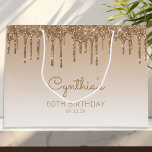 Glitter Drip 60th Birthday Gold Groot Cadeauzakje<br><div class="desc">Deze schenkingstas van het 60ste verjaardagsfeestje is voorzien van een gouden gouden faux glitter-dripgrens en gouden achtergrond. Pas het met haar naam in handschrift manuscript,  samen met haar verjaardag en hieronder datum aan.</div>