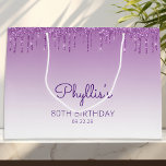 Glitter Drip 80th Birthday Paars Groot Cadeauzakje<br><div class="desc">Deze schenkingstas van het kerkelijke 80ste verjaardagsfeestje is voorzien van een paarse faux glitter drip border en paarse ombre background. Pas het met haar naam in handschrift manuscript,  samen met haar verjaardag en hieronder datum aan.</div>