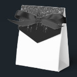 Glitter Drip Feest Behandeldoos Bedankdoosjes<br><div class="desc">De feestgunstendoos wordt getoond met een zwart-witte namaak-glitterdripprint op de voorflap.
Perfect voor het geven van traktaties als cadeau. Pas dit item aan of koop het zoals het is.
Tip: Voeg gewoon je lekkere traktaties toe en een lintje.
Gelicenseerde print</div>