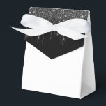 Glitter Drip Feest Behandeldoos Bedankdoosjes<br><div class="desc">De feestgunstendoos wordt getoond met een zwart-witte namaak-glitterdruppelprint op de voorflap.
Perfect voor het geven van traktaties als cadeau. Pas dit item aan of koop het zoals het is.
Tip: Voeg gewoon je geweldige traktaties toe en voeg wat leuke linten toe.
Gelicentieerde print</div>