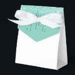 Glitter Drip Feestbehandelingsdoos Bedankdoosjes<br><div class="desc">Cadeauverpakkingsdoos wordt getoond met een aqua kleur nep glittersliertdruk op de voorflap.
Perfect voor het geven van traktaties als cadeau. Personaliseer dit item of koop het zoals het is.
Tip: Voeg gewoon lekkere traktaties toe en een leuk lintje.
Gelicenseerde Print</div>