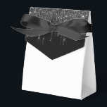 Glitter Drip Feestbehandelingsdoos Bedankdoosjes<br><div class="desc">De feestgunstendoos wordt getoond met een zwart-witte namaak-glitterdruppelprint op de voorflap. 
Perfect voor het geven van traktaties als cadeau. Pas dit item aan of koop het zoals het is.
Tip: Voeg gewoon je geweldige traktaties toe en voeg wat leuke linten toe.




Gelicentieerde print</div>