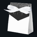 Glitter Drip Feestbehandelingsdoos Bedankdoosjes<br><div class="desc">Het feestgunstendoosje wordt getoond met een zwart-witte nepschitterdruppelprint op de voorflap. 
Perfect voor het geven van traktaties als cadeau. Personaliseer dit item of koop het zoals het is.
Tip: Voeg gewoon je leuke traktaties toe en een leuk lintje.




Gelicenseerde print</div>