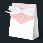 Glitter Drip Party Treat Box Bedankdoosjes<br><div class="desc">Party gunst box wordt getoond met een blush roze faux glitter drip print op de voorflap. Perfect voor het geven van cadeaus. Pas dit object aan of koop zoals het is. Tip: voeg gewoon je geweldige lekkernijen toe en voeg wat schattig lint toe. Gelicentieerd afdrukken</div>