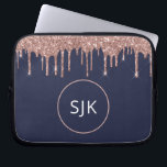 Glitter Drips Monogrammed Navy Blauw Roos Goud Laptop Sleeve<br><div class="desc">Girly Blush Pink - Roos Gold en Navy Blue Faux Glitter Drips en Sparkle Elegant Monogrammed Initialen Hoesje. Dit hoesje kan worden aangepast om uw initiaal en voornaam op te nemen.</div>
