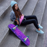 Glitter droogt Paarse roze Persoonlijk Skateboard<br><div class="desc">Meisjesskateboard met paarse en roze faux glitter tegen een paarse achtergrond.</div>