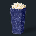 Glitter Feest Behandeldoos Bedankdoosjes<br><div class="desc">Het feestgunstdoosje is afgebeeld met een vrolijke,  nep glinsterprint in navyblauw.
Perfect voor het geven van traktaties als cadeau. Personaliseer dit item of koop het zoals het is.
Tip: Voeg gewoon lekkere snoepjes toe en maak er een mooi lint omheen.




Gelicenseerde Print</div>