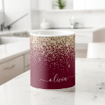 Glitter Girly Monogram Glam Koffiemok<br><div class="desc">Glitter Glitter,  gouden en Bourgognige monogram en Initiaal Koffiebeker of Mok. Dit maakt de perfecte liefhebbende 16 verjaardag,  bruiloft,  vrijgezellenfeest,  verjaardagsdag,  baby shower of vrijgezellenfeest voor iemand die van luxe glam en stijl houdt.</div>