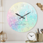 Glitter Holographic Iridescent Girly Ronde Klok<br><div class="desc">Een trendy  chic bokeh glitter achtergrond in prachtige pastelkleuren. U kunt uw eigen monogram en/of naam eenvoudig aanpassen.</div>