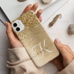 Glitter-monogram goudpenseel Case-Mate iPhone 14 hoesje<br><div class="desc">Pas dit trendy chassis met  gouden mousserende glitter eenvoudig aan op een gouden geborstelde metalen achtergrond.</div>