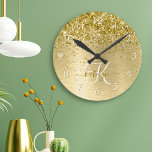 Glitter-monogram goudpenseel ronde klok<br><div class="desc">Maak dit trendy ontwerp van de  met  gouden mousserende glitter gemakkelijk aan te passen op een gouden geborstelde metalen achtergrond.</div>