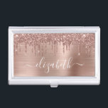 Glitter Monogrammed roos Gold Dripping Visitekaarthouder<br><div class="desc">Monogrammed elegant en chic visitekaartje hoesje met roos goudfaux glitter tegen een roos goudbruine faux metalen achtergrond. Personaliseer met jouw naam in een stijlvol trendy wit manuscript met swashes.</div>