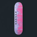 Glitter Paarse schijven Aangepast warm roze Persoonlijk Skateboard<br><div class="desc">Speciaal roze skateboard met paarse faux glitter tegen een hete roze achtergrond. U kunt uw voornaam in vette letters over glitter toevoegen.</div>
