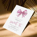 Glitter PInk Bow Sweet 16 Verjaardagsfeestje Kaart<br><div class="desc">Glitter Pink Bow Sweet 16 Verjaardagsfeestje. Digitaal verkrijgbaar en gedrukt. Een beetje glitter met een roze strik met een vleugje faux glitter, en sweet 16 is in een informeel stijlscript. Personaliseer de rest van de tekst eenvoudig aan uw eigen gegevens. U kunt ook de tekst- en achtergrondkleuren wijzigen via de...</div>