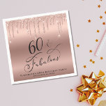 Glitter Roos Gold 60th Birthday Party Servet<br><div class="desc">Elegant en chic personalized 60e verjaardagsluiers met "60 & Fabulous",  in een stijlvol schrift tegen een gouden folieachtergrond van het roos,  met een gouden vuil van het roos die van bovenaf druppelt. Geef haar naam en datum van de partij een persoonlijk tintje.</div>