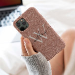 Glitter Roos Gold Monogram iPhone 15 Pro Case<br><div class="desc">Het monogram ligt in het midden met je initiaal en dan jouw naam over de hele lijn.</div>