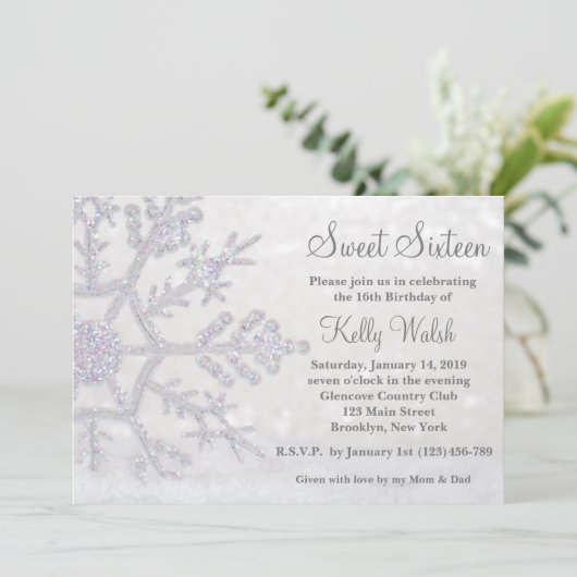 Glitter Snowflakes Sweet 16 Winter Uitnodiging (Staand voorkant)