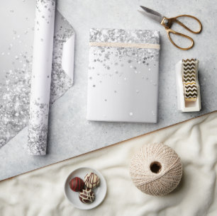 Glitter zilveren confetti met kerstmis cadeaupapier