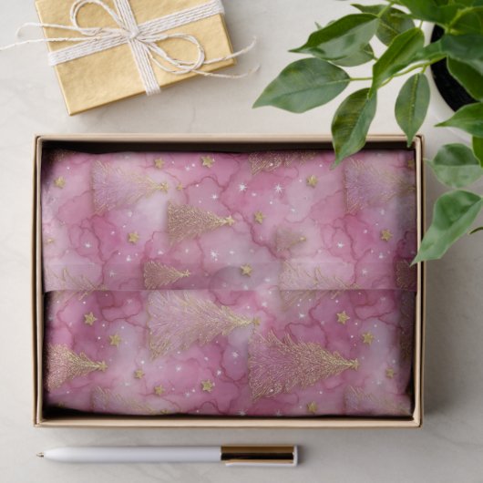 Glitterende gouden kerstboom op roze tissuepapier (Geschenk)
