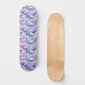 Glitterende regenboog en eenhoorns op wolken persoonlijk skateboard (Voorkant)
