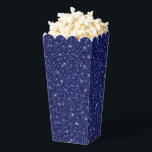 Glitterfeestbehandelingsdoos Bedankdoosjes<br><div class="desc">Het feestgunstendoosje wordt getoond met een vrolijke nep-glitterprint in de kleur marineblauw.
Perfect voor het geven van traktaties als cadeau. Personaliseer dit item of koop het zoals het is.
Tip: Voeg er gewoon lekkere traktaties aan toe en een leuk lintje.
Gelicenseerde print</div>