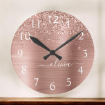 Glittermonogram geborsteld metaal Roos Gold Pink Grote Klok<br><div class="desc">Roos Gold - Blush Pink Faux Folie Metallic Sparkle Glitter Brushed Metal Monogram Name Clock. Dit maakt de perfecte liefhebbende 16 verjaardag,  bruiloft,  vrijgezellenfeest,  verjaardagsdag,  baby shower of vrijgezellenfeest voor iemand die van luxe glam en stijl houdt.</div>