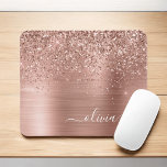 Glittermonogram geborsteld metaal Roos Gold Pink Muismat<br><div class="desc">Roos Gold - Blush Pink Faux Folie Metallic Sparkle Glitter Brushed Metal Monogram Name and Initiaal Mousepad (muispad). Dit maakt de perfecte liefhebbende 16 verjaardag,  bruiloft,  vrijgezellenfeest,  verjaardagsdag,  baby shower of vrijgezellenfeest voor iemand die van luxe glam en stijl houdt.</div>