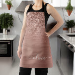 Glittermonogram geborsteld metaal Roos Gold Pink Schort<br><div class="desc">Roos Gold - Blush Pink Faux Folie Metallic Sparkle Glitter Brushed Metal Monogram Name Apron. Dit maakt de perfecte liefhebbende 16 verjaardag,  bruiloft,  vrijgezellenfeest,  verjaardagsdag,  baby shower of vrijgezellenfeest voor iemand die van luxe glam en stijl houdt.</div>