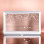 Glittermonogram geborsteld metaal Roos Gold Pink Visitekaarthouder<br><div class="desc">Roos Gold - Blush Pink Faux Folie Metallic Sparkle Glitter Brushed Metal Monogram Name Business Card Holder. Dit maakt de perfecte liefhebbende 16 verjaardag,  bruiloft,  vrijgezellenfeest,  verjaardagsdag,  baby shower of vrijgezellenfeest voor iemand die van luxe glam en stijl houdt.</div>