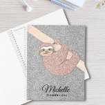 Glittersleuf voor gepersonaliseerd Roos Gold Silve Planner<br><div class="desc">Deze planner is versierd met een schattige tekening van een blush roze glitter glimlachende baby luiaard hangend aan een tak op een zilveren glitter achtergrond. U kunt deze planner aanpassen met jouw naam en jaar. Originele tekening © Michele Davies.</div>