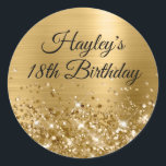 Glittery Gold Foil 18th Birthday Ronde Sticker<br><div class="desc">Creëer uw eigen fancy monogram stijlvolle mijlpaal 18e verjaardagsviering envelop zegels voor haar. De achtergrond is voorzien van een goudgele ombre geborsteld metalen stijl folie digitale kunst grafisch. Langs de onderkant is een band van gouden faux sprankelende glitter girly glam. De kleur, grootte of stijl van het lettertype aanpassen. De...</div>