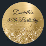 Glittery Gold Foil 50th Birthday Ronde Sticker<br><div class="desc">Creëer je eigen fancy monogram stijlvolle milestone verjaardagsfeestenvelopzegels voor haar. De achtergrond is voorzien van een gouden gele ombre, geborsteld metaal, folie digitale kunst. Aan de onderkant is er een band van goudbruine glitter girale glazen. Pas de tekenkleur, grootte of stijl aan. De luxe sparkles, glitter en folie zullen worden...</div>