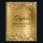 Glittery Gold Foil 70th Birthday Guest Notitieboek<br><div class="desc">Creëer je eigen 70e verjaardagsbezoekersboek in een leeg notitieboek. Meisjes faux dun goudglitter op de boven- en onderrand, over een faux gouden bruine folie met een gouden metalen stijl. Pas de lettertypestijlen aan om je eigen gastenboek te creëer en haar speciale viering. Een klassieke elegante kalligrafie die met een al...</div>