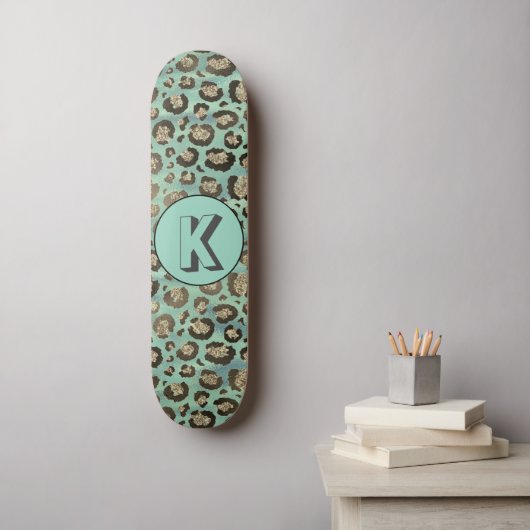 Glittery Leopard Print op Glossy Green Monogram Persoonlijk Skateboard (Muurkunst)