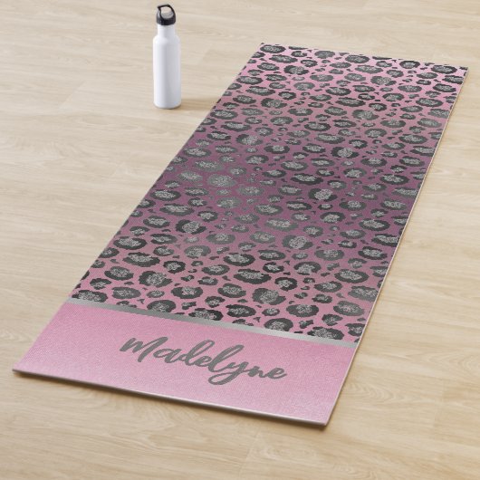 Glittery Leopard Print op roze gepersonaliseerd Yogamat (In situ)