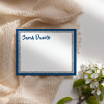 Glittery Navy Blauw en Zilver Dank u Platte Kaart<br><div class="desc">Deze trendy platte kaart is voorzien van een vetgedrukt lettertype aan de voorzijde met een gelaagde vormgeving in zilveren glitter en wit,  en een stevig gekleurde achtergrond. Voeg jouw tekst toe gebruikend de vorm van de sjabloon. Verander de doopvont,  de lay-out en de kleuren gebruikend de Customize eigenschap.</div>