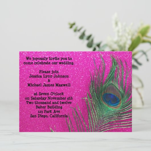 Glittery Pink Peacock Wedding Uitnodiging (Staand voorkant)