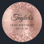 Glittery Roos Gold Foil 18th Birthday Ronde Sticker<br><div class="desc">Creëer je eigen 18e verjaardagsfeest bevoordeelt stickers. Meisjes faux dun roos goudglitter op de boven- en onderrand, over een faux roze bruine roos gouden brute metaal folie. Pas de lettertypestijlen aan om uw eigen favoriete sticker te creëer voor haar speciale viering. Een klassieke elegante kalligrafie die met een al petten...</div>