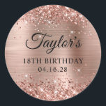 Glittery Roos Gold Foil 18th Birthday Ronde Sticker<br><div class="desc">Creëer je eigen 18e verjaardagsfeest bevoordeelt stickers. Meisjes faux dun roos goudglitter op de boven- en onderrand, over een faux roze bruine roos gouden brute metaal folie. Pas de lettertypestijlen aan om uw eigen favoriete sticker te creëer voor haar speciale viering. Een klassieke elegante kalligrafie die met een al petten...</div>
