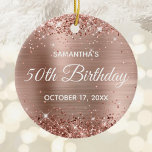 Glittery Roos Gold Foil 50th Birthday Keramisch Ornament<br><div class="desc">Creëer uw eigen ornament voor de 50ste verjaardag voor uw dochter. U kunt de bloktekst of de kalligrafie- of lettertypestijl aanpassen. De digitale kunstachtergrond is voorzien van een faux roos gold glitter en roos gold blush ombre folie. Op de achterkant, kunt u een familiefoto toevoegen als u zou willen. Meisjes...</div>